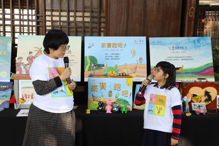 8歲的丁宥妡獨自完成90%的圖文，在媽媽林鈺晨的協助下，共同完成一本詮釋「意義」的童話故事。