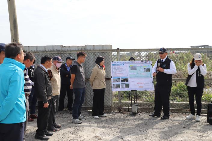 交通工務局局長汪令堯說明道路改善計畫。