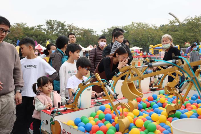 「113年斗六茂谷柑節暨年貨市集」活動非常豐富，除了各樣市集外，還有趣味闖關遊戲，讓家長與小朋友都能玩得不亦樂乎。
