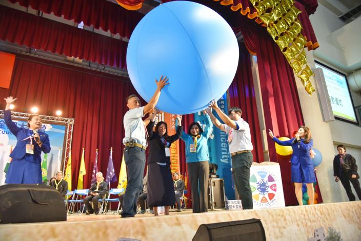 開幕活動-女童軍團隊儀式:  藍白兩隊 比賽大型氣球從前傳到後方再傳回的速度 