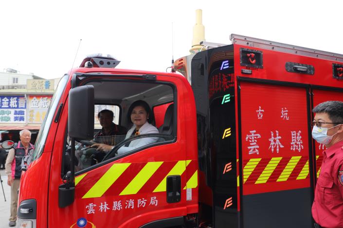 張麗善縣長期許消防水箱車提升救災能量,但備而不用。