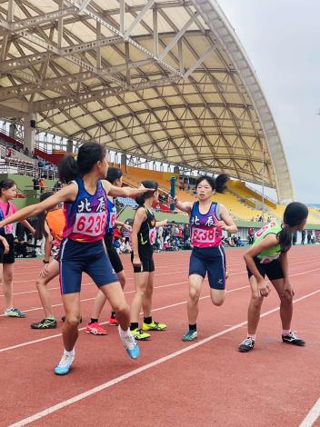 北辰國小女童800公尺接力金牌_0