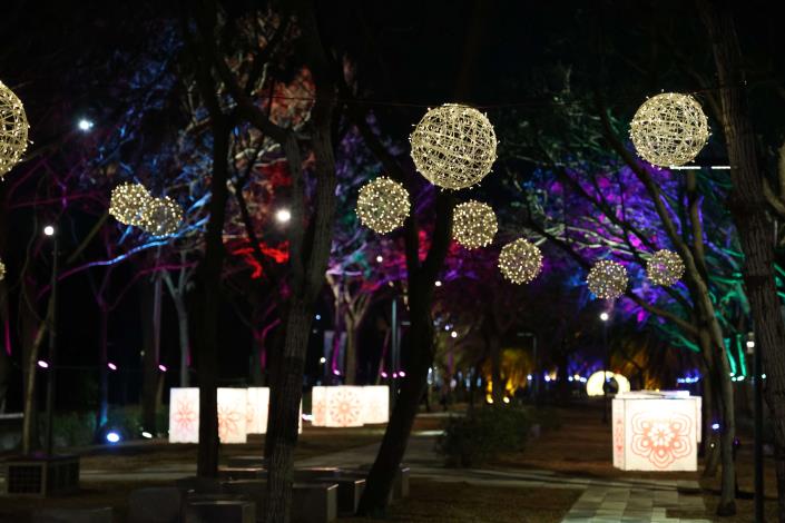 虎尾高鐵綠園道新春燈飾啟燈，增添新年氛圍，迎接歸鄉遊子、來雲林觀光的鄉親好朋友
