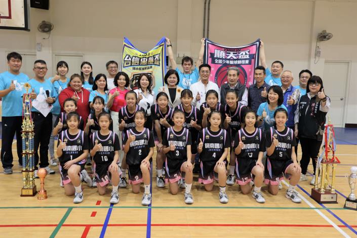 鎮南國小順天盃籃球賽榮獲國小女童組冠軍 張縣長嘉勉表揚雲林小將