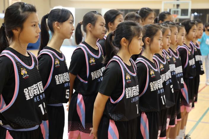鎮南國小女籃隊從去年2023中華民國第55屆全國少年籃球錦標賽拿下女子組亞軍後，延續整年度優異成績表現，今年2月「113年第17屆順天盃全國少年籃球錦標賽」更榮獲冠軍，交出漂亮成績單