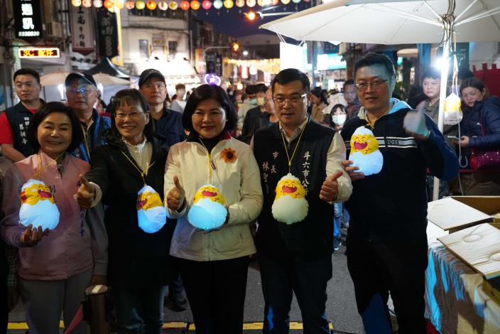 張縣長手提「蛋蛋龍」造型提燈和民眾一同參與燈海節活動。