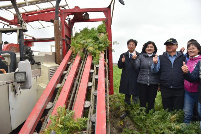 張縣長感謝OSADA株式會社部長鐮田和晃(左1)  專為雲林打造一台省工省力的胡蘿蔔採收機