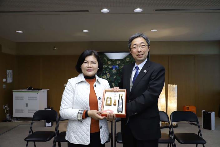 張麗善縣長恭賀曾會晤的木村敬先生當選新任熊本縣知事，期盼未來兩縣在下世代科技產業能夠有更深化的交流空間。