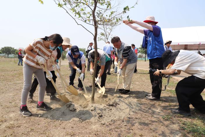縣府於大牛埔生態公園舉辦「植日生，新森活」植樹活動。