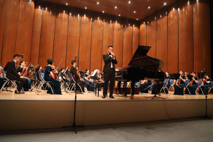 馬惠明院長與長榮交響樂團合作演奏《帕格尼尼狂想曲第18變奏曲》，獲得滿堂采。
