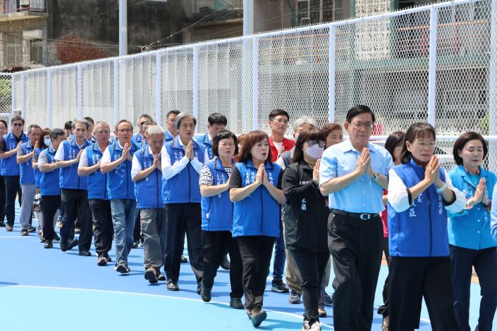 雲林縣政府各單位主管雙手合十，為風雨球場及403地震受難國人祝福