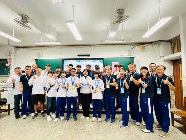 張縣長親臨團本部為工作團隊與斗南高中舉重金牌選手加冕打氣