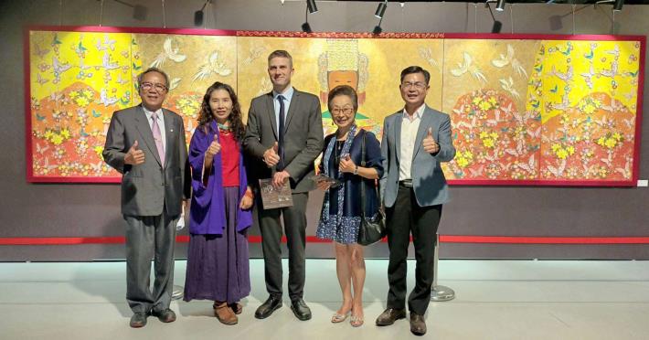 德國在台協會副代表何峰、中德文化經濟協會理事長韓宜靜欣賞媽祖藝術饗宴。