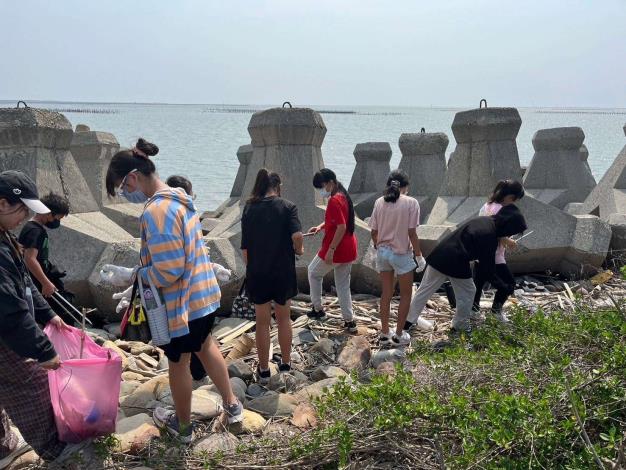 文光國小學生撿拾海漂垃圾