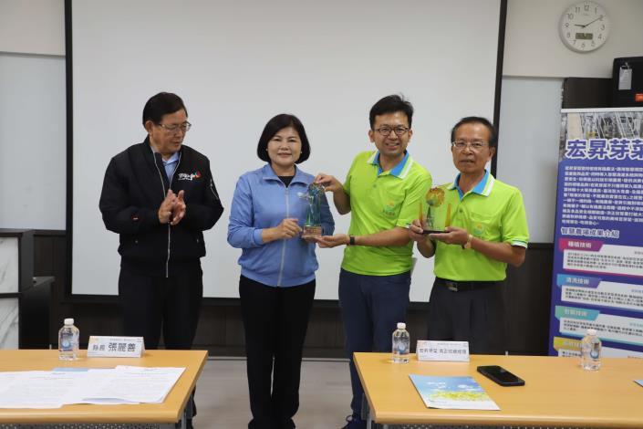 宏昇芽菜公司獲第9屆農企業菁創獎、全國農業達人冠軍、2024智慧城市創新應用獎。