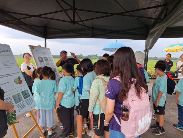 民生國小師生聆聽西瓜栽種。
