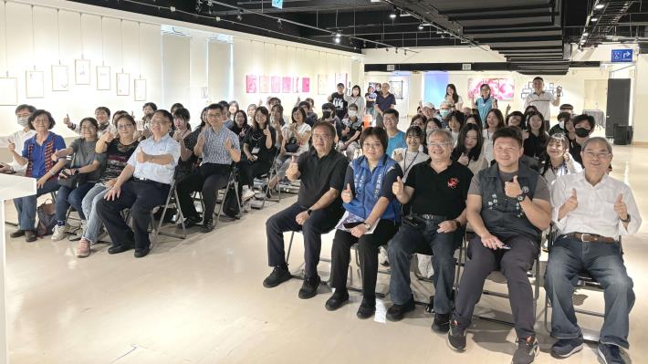 斗六高中美術班畢業成果展今日舉辦開幕活動，吸引不少民眾參與，氣氛熱鬧。