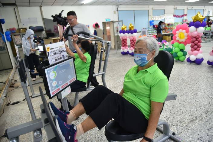 臺西鄉銀髮健身俱樂部設有6台智能抗阻運動設備，並規劃專業體適能老師指導，協助長者正確健身