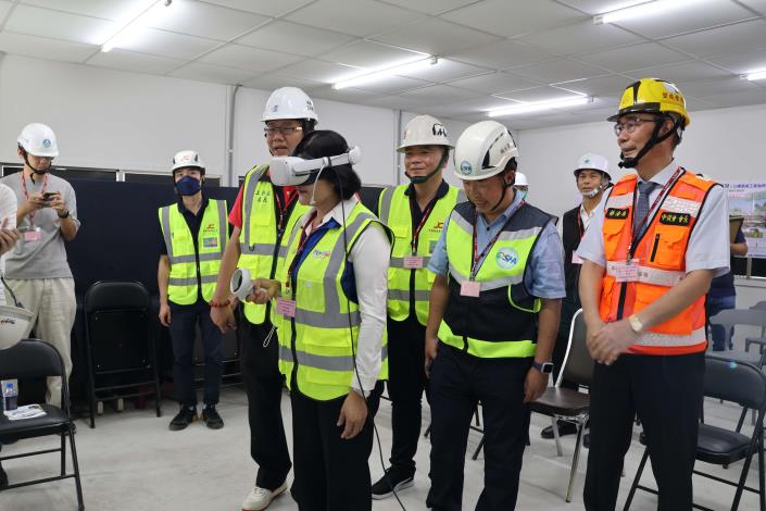 張麗善縣長現場透過VR科技展現相關職業安全衛生作業演練