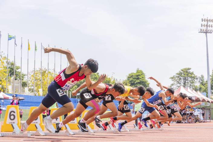 男子100公尺競賽，小選手展現專業與積極，為自己爭取佳績_0