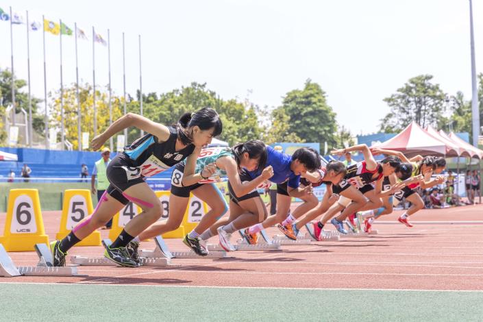 女子100公尺競賽，小選手奪力前往衝刺_0