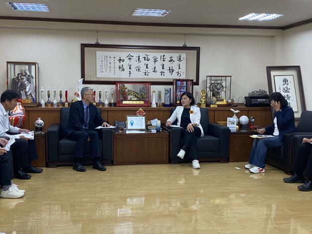 內政部次長吳堂安率國慶籌備委員會人員與縣長張麗善，討論國慶焰火相關事宜。