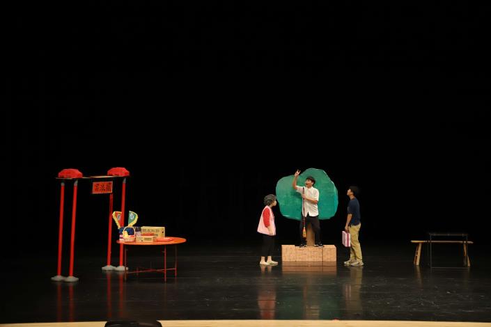 文生高中舞台劇演出  肢體與表情生動活潑