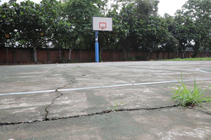 古坑國中小學國中部籃球場地板龜裂嚴重　影響學生使用安全