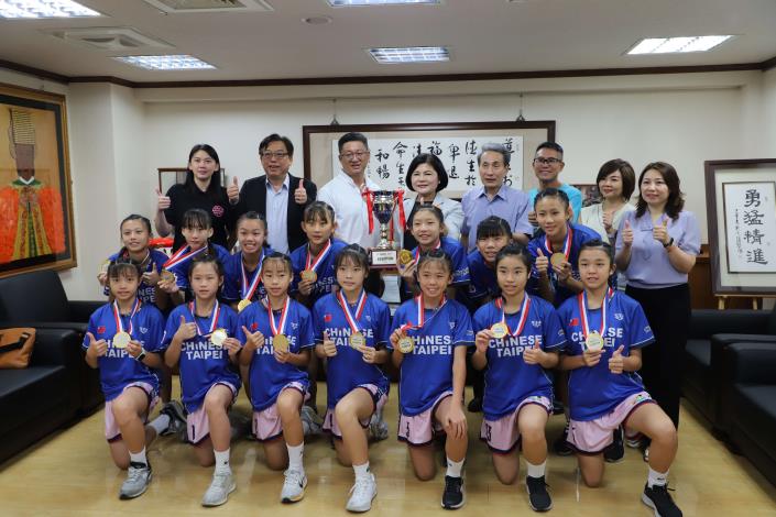 鎮南國小女籃隊以6戰全勝拿下「2024 TARO CUP U12國際邀請賽」冠軍盃。