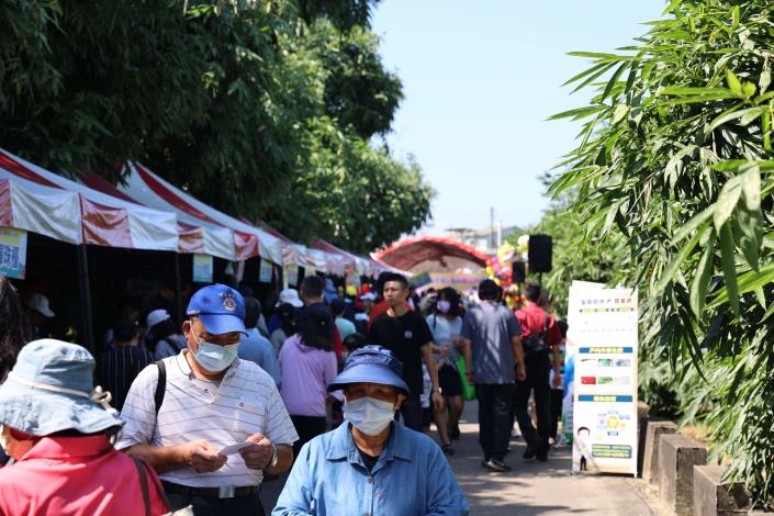 斗南鎮公所團隊用心行銷在地農特產品，配合烏殼綠竹筍產季選在竹筍園旁辦理活動，藉以吸引民眾認識在地產業