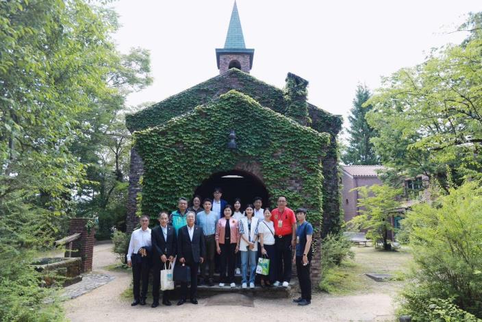 縣長張麗善率團參訪長野縣美術館。