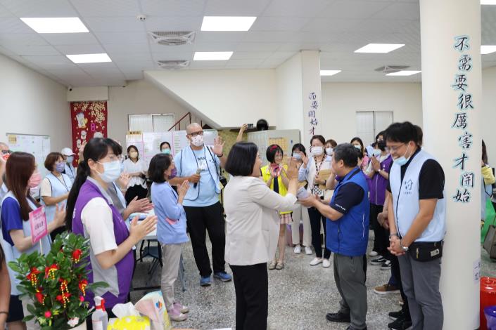 在會員的簇擁下 張縣長帶著下次見-"會員親自下廚分享"的約定  開心離開 