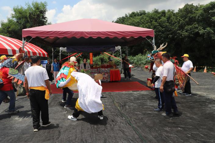 地方出動龍鳯獅陣祈福。