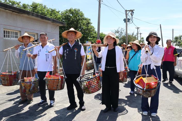 副縣長謝淑亞等與口湖鄉、四湖鄉14個聚落村民，用扁擔挑著祭品走到下寮萬善爺廟前祭拜祖靈