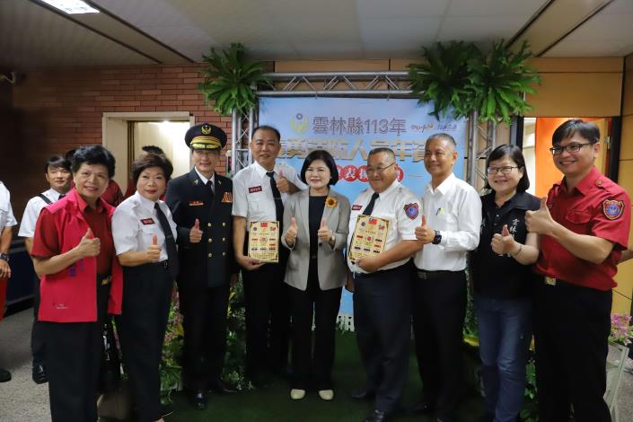 義消總隊副總隊長黃永松(右4)、幹事蔡清煌(右6)服務逾40年，服務精神令人敬佩。