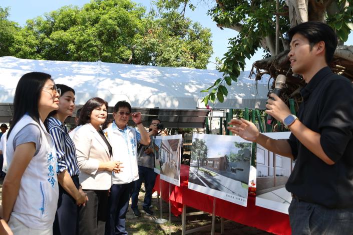 蔡沛辰建築師說明古坑國小舊宿舍的修復工程及未來再利用的整體設計構想