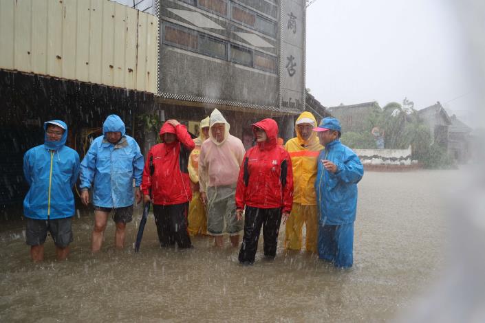 受災鄉親淹水達50公分以上，雲林縣府原加碼救助金額5,000元，現比照中央標準提高為2萬元，加上經濟部救助2萬元，共可申領4萬元。