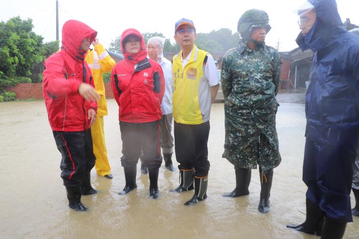 凱米颱風來襲時，斗南大湖口溪溪水水位高於內水，雨水無法自然排出，導致部落淹水，張縣長前往勘查災情。