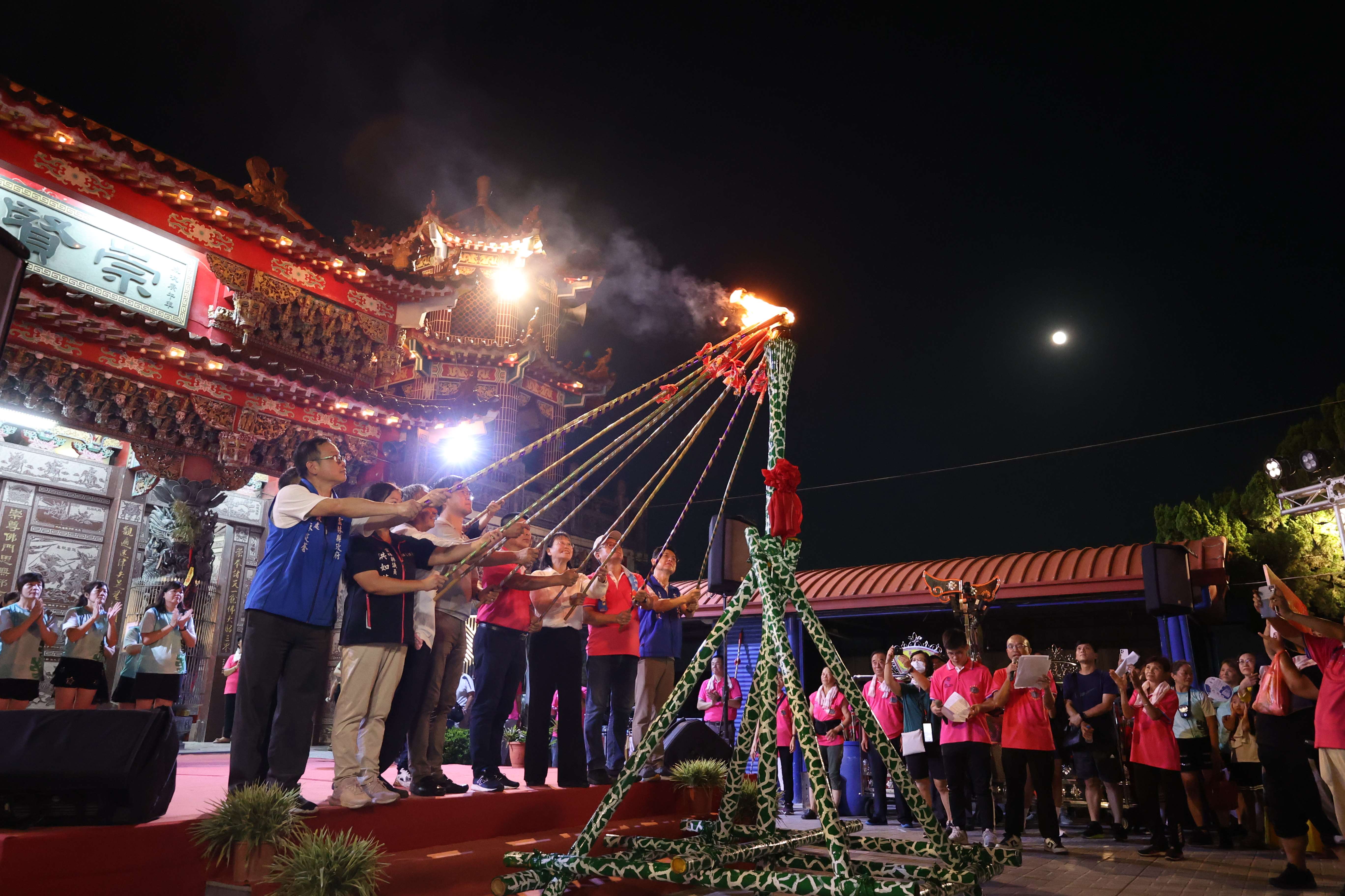 「澹仔火迎暗景」中秋夜舉場,副縣長謝淑亞等人共同點燃火把。
