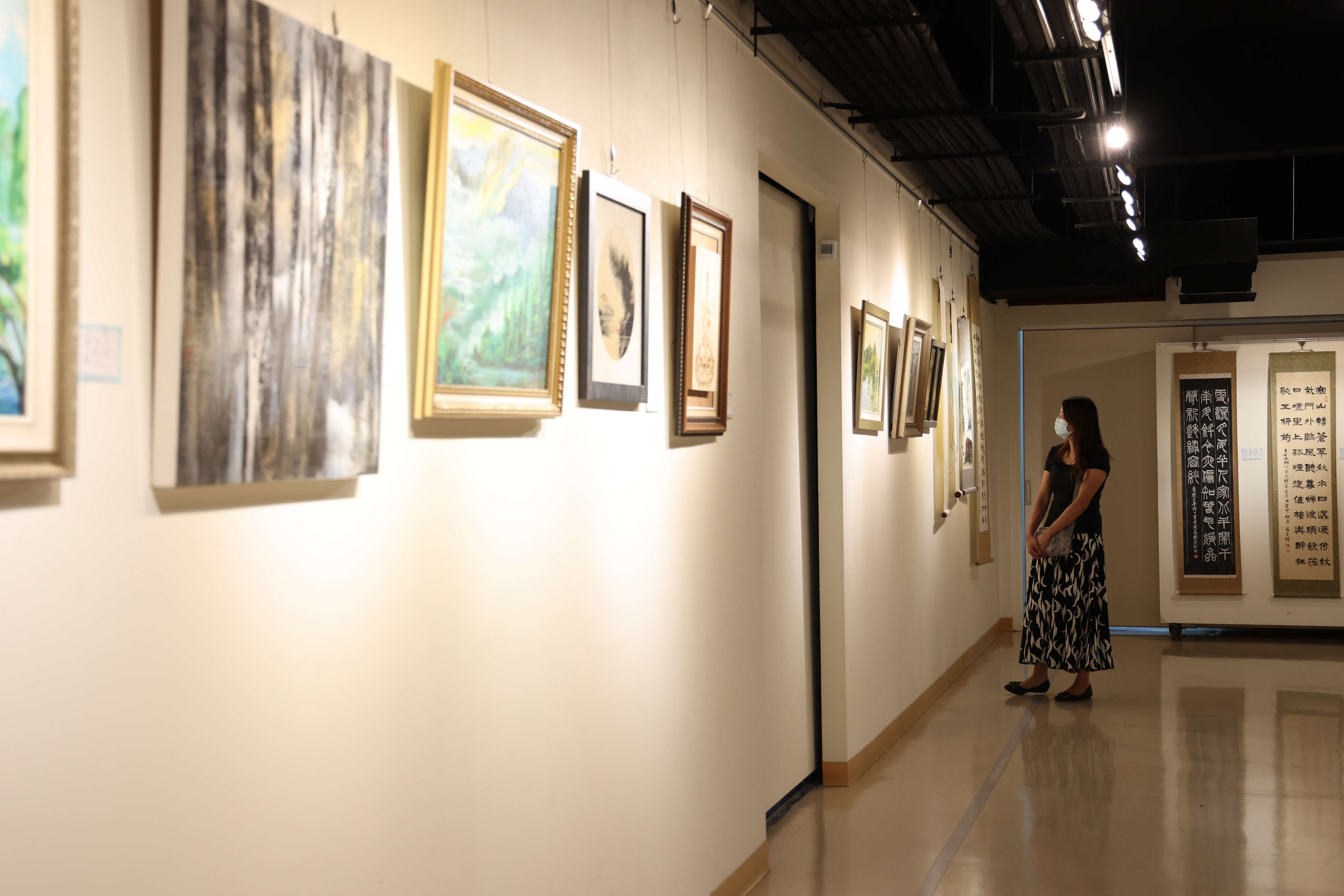 本展展出作品數量約有100餘件,包括書法、水墨、油畫、水彩、陶藝…等各類藝術作品,精彩絕倫,歡迎欣賞與指教。