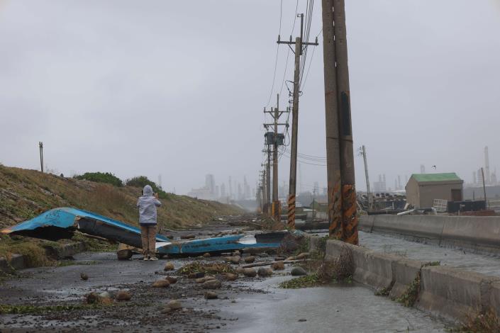 台西鄉新興事業性海堤，堤岸砌石、漂流木、垃圾溢入堤內水防道路，滿目瘡痍。