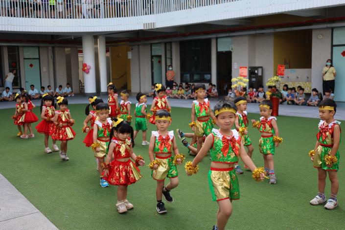 幼兒園學童表演慶祝新校舍落成。