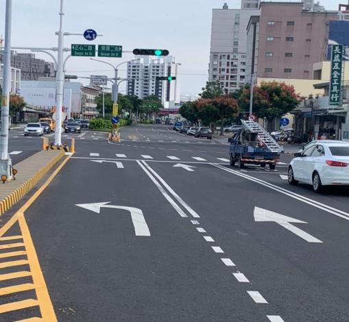 雲林斗六市明德北路、正心二路路口紅綠燈號誌設有紅、綠、黃及左轉綠燈，縣警局今釋疑，圓形綠燈亮起，左、右轉及直行車輛均可通行，有畫雙白禁止變換車道，不能變換車道，視為「左轉專用車道」不能直行，直行屬違規行為。