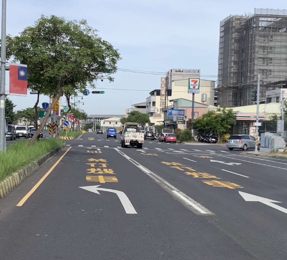 雲林斗六市西平路、正心路路口紅綠燈號誌設有紅、綠、黃及直行、左、右轉綠燈，縣警局今釋疑，車輛在「左轉車道」直行無法開罰，理由是左轉指向線是指示標線，非禁制標線，所以沒有強制的規範。