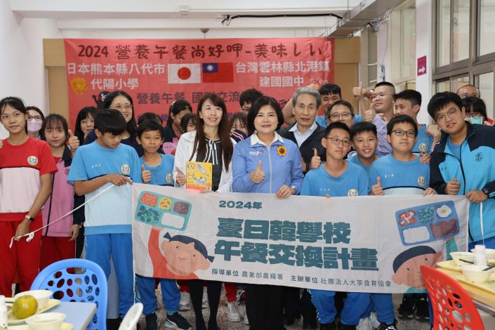 建國國中中央廚房今(12/4日)與日本熊本縣八代市立代陽小學校互換學校午餐食譜及供餐交流，張麗善縣長特地關心致意