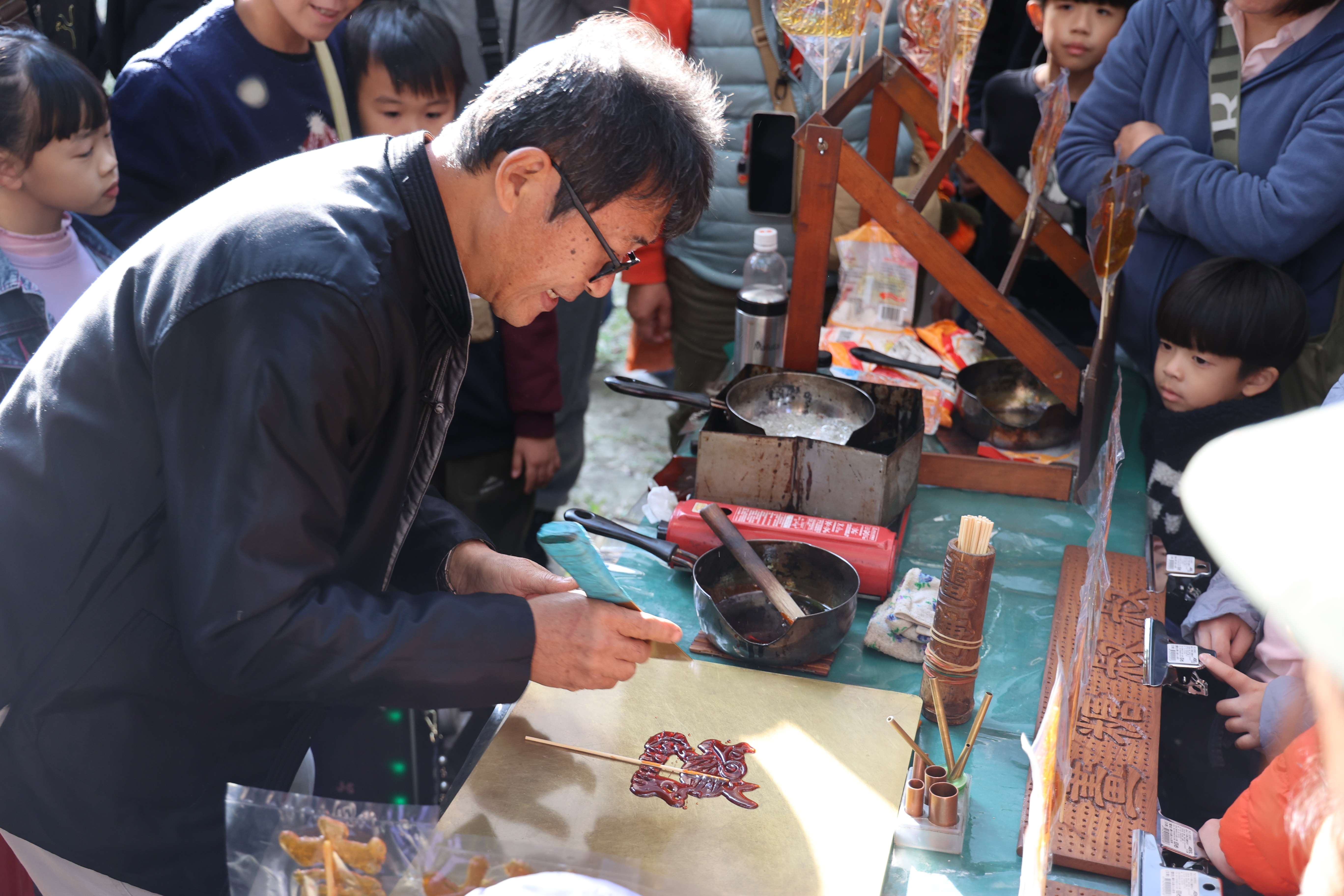 首屆「糖都嘉年華」今(28)日在虎尾鎮同心公園甜蜜展開,吸引許多大朋友小朋友前來參觀遊玩