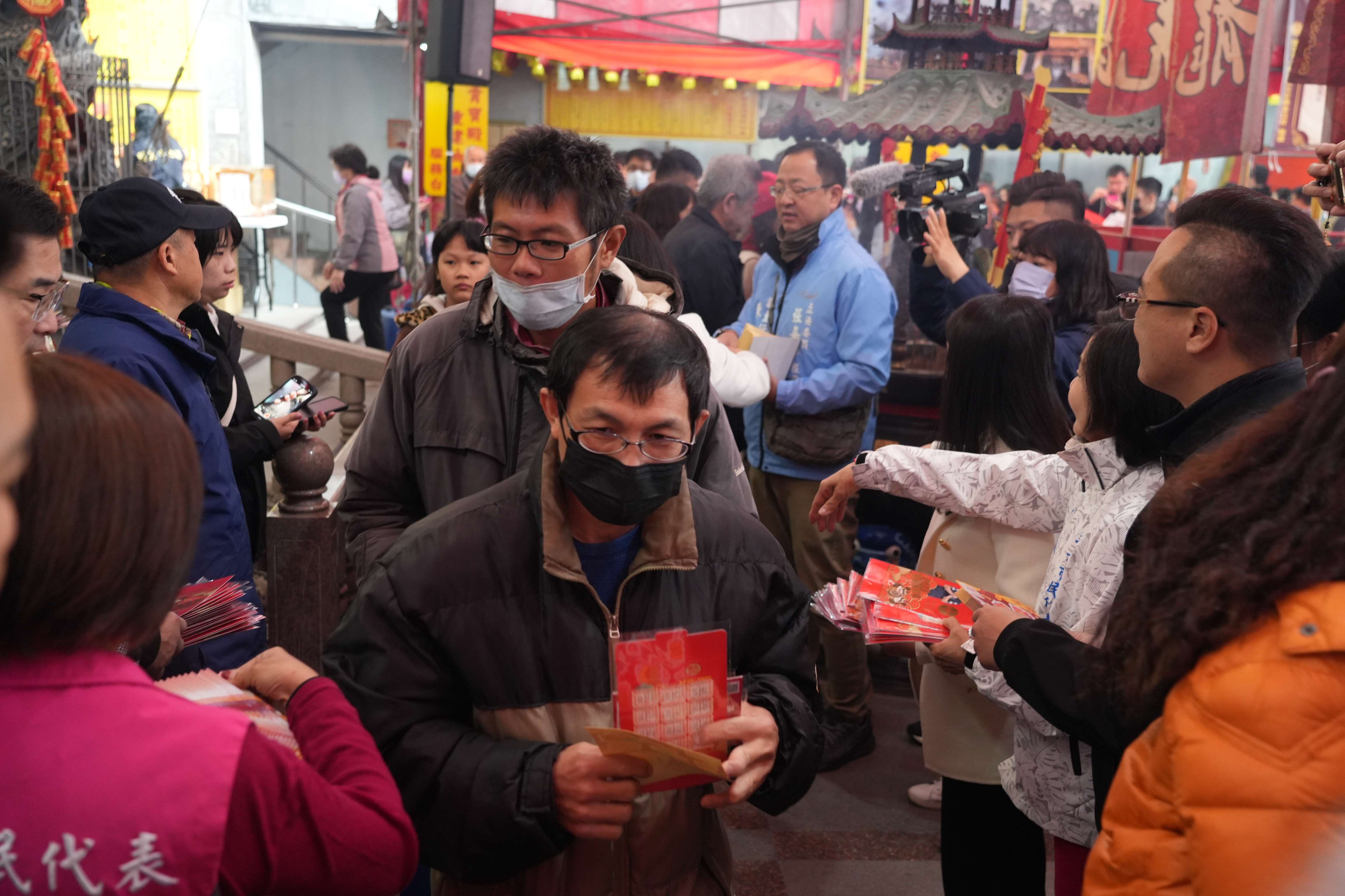 民眾排隊領取福袋,喜迎新年。