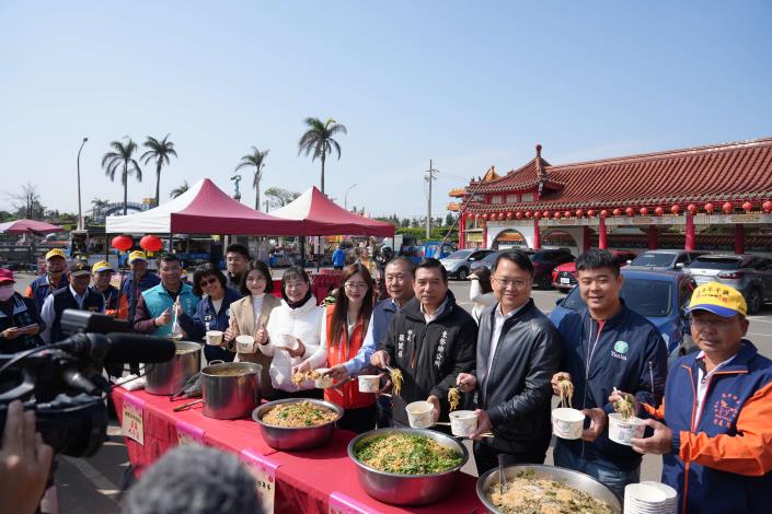 睽違10年主辦吃飯擔,月眉村全村總動員準備豐富美食供民眾吃平安。