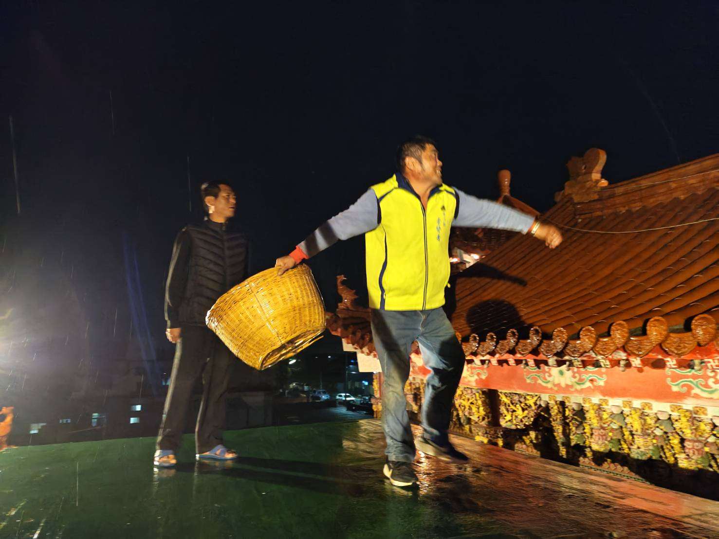 「崙背水汴頭跌(跋)米籮」是每年新春農曆元宵節由崙背鄉水汴頭社區主辦的民俗活動，此項習俗歷史悠久，更是崇賢寺獨有的信仰習俗