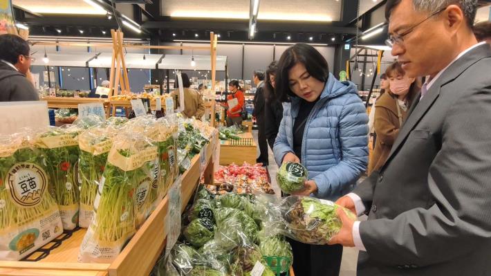 張縣長參觀岡山在地農畜產品直賣所，了解地產地消及食農教育的運作，更吸引青年返鄉從農